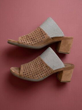 Earth Ibiza Tan Suede Sandals, size 7.5, heel 2.5 "